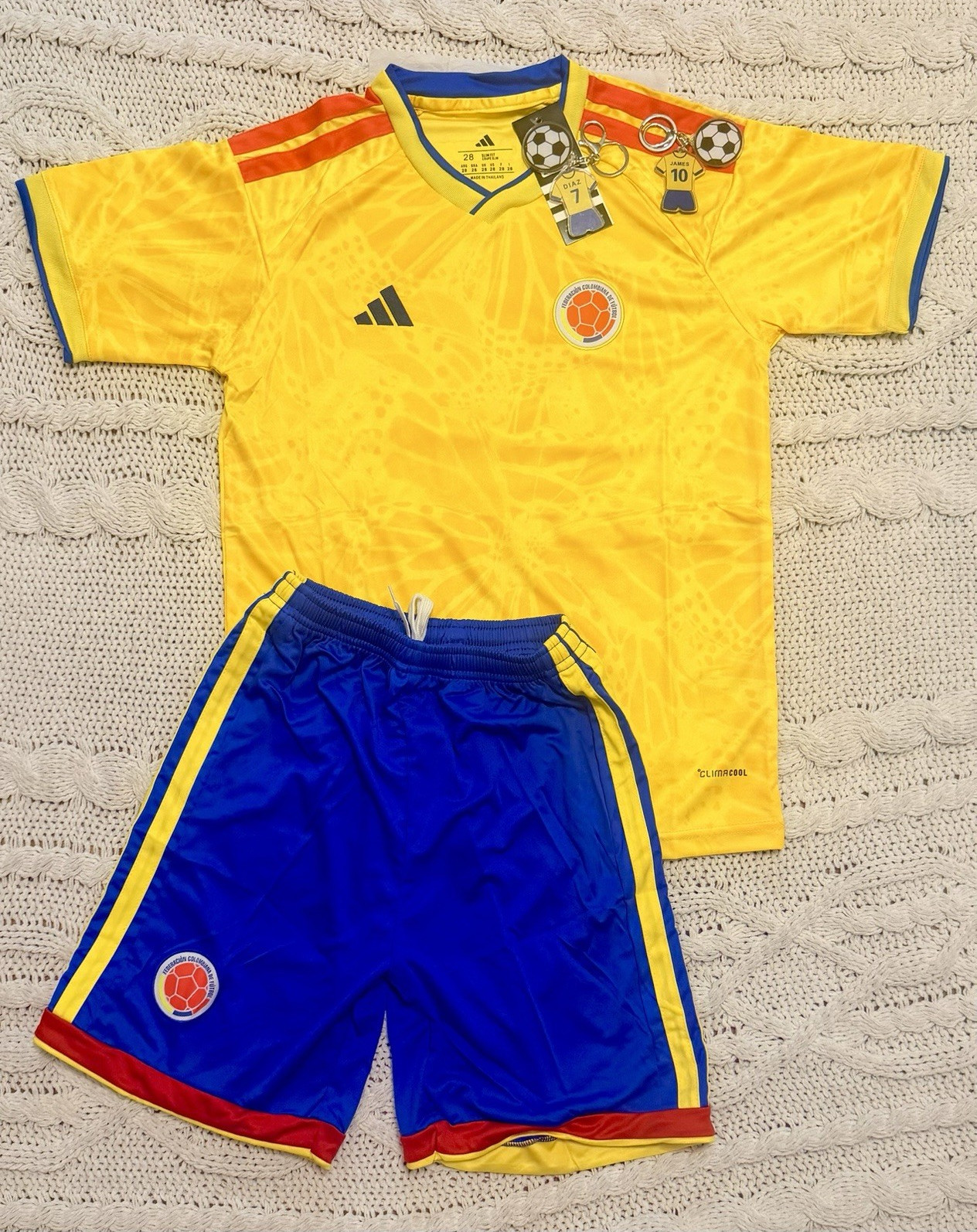 Camiseta y shorts de la selección Colombia para niños , con llavero incluido