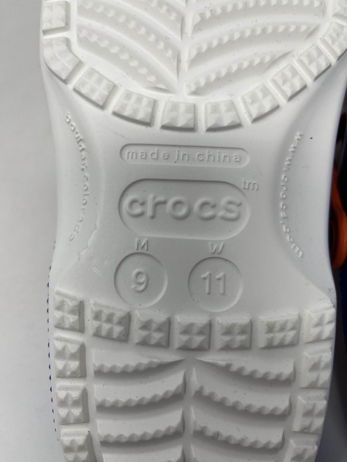 Crocs NBA New York Knicks Classic Clogs 208862-100 Basketball Mens Size 9 NEW