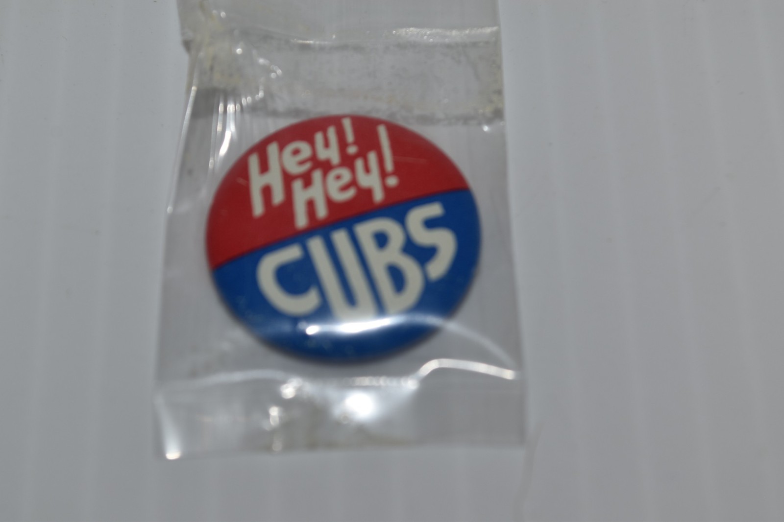 Hey! Hey! CUBS Chicago Cubs Vintage 1960s 7/8″ Baseball Pinback Button (PB#35)