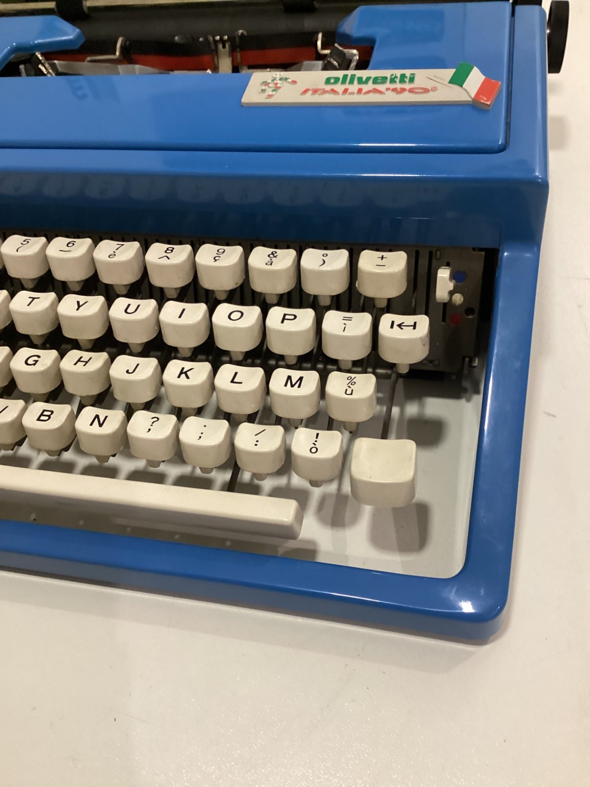 OLIVETTI ITALIA 90 TYPEWRITER SPECIAL EDITION FIFA WORLD CUP AZZURRO.PICA 10 CPI