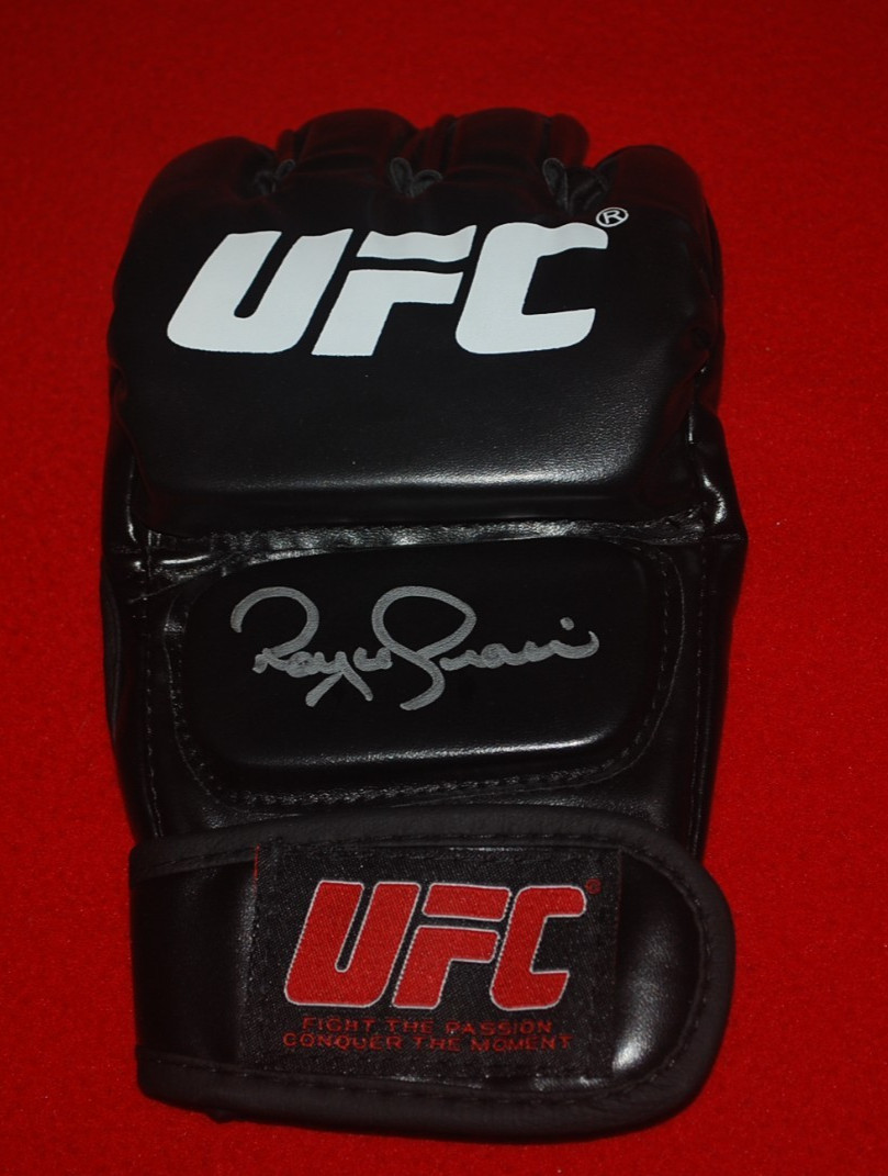 ROYCE GRACIE SIGNED UFC MMA GLOVE BECKETT WITNESSED COA WX04646