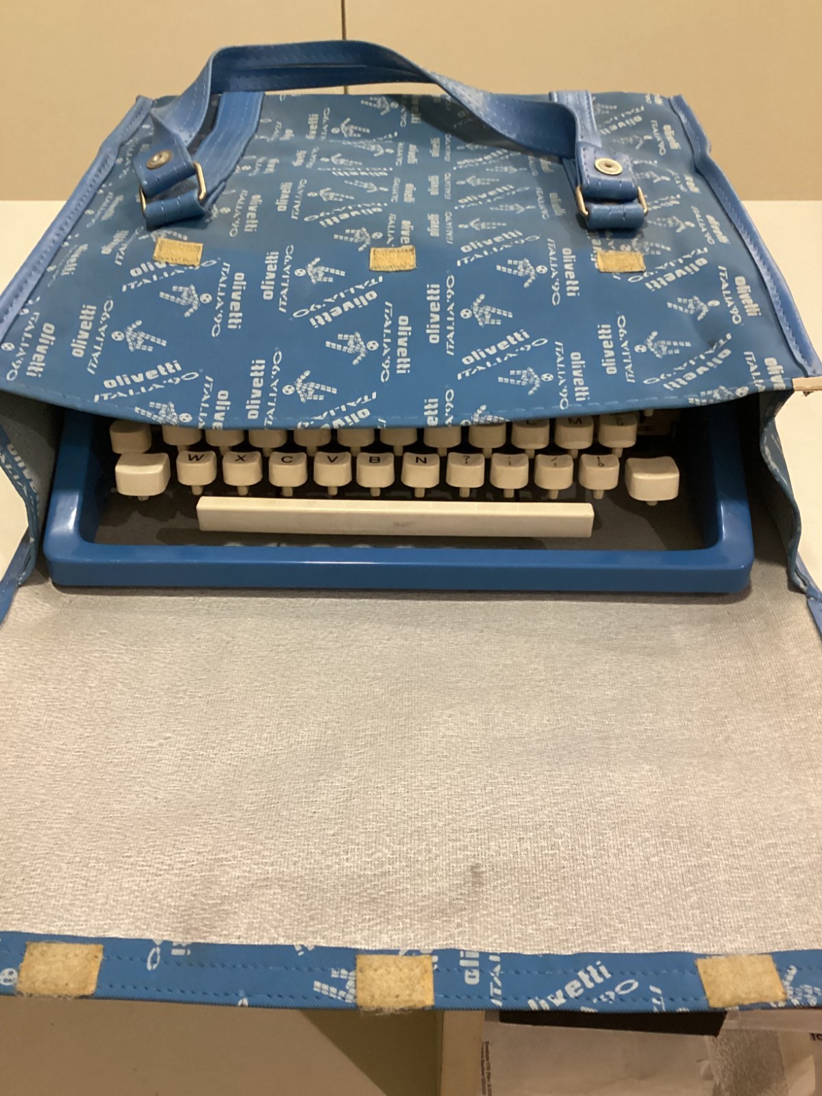 OLIVETTI ITALIA 90 TYPEWRITER SPECIAL EDITION FIFA WORLD CUP AZZURRO.PICA 10 CPI