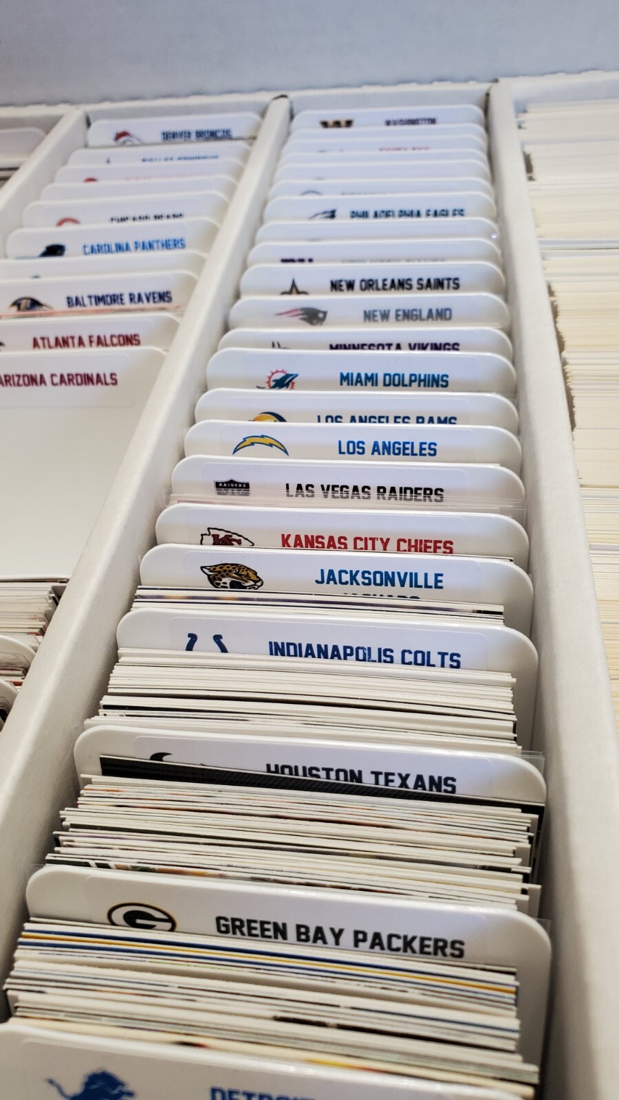 (32) Sports Card Dividers with 32 FREE NFL Teams Logos Labels