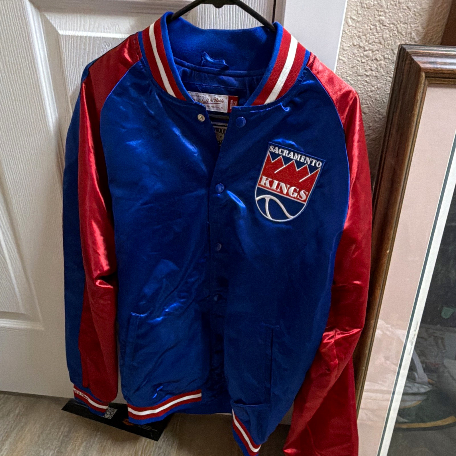 Mitchell & Ness Sacramento Kings NBA Satin Snap Front Jacket Size M Blue/Red